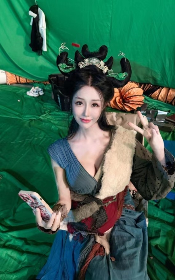 演员王昕岚（苡茉）祝影片《功夫女足》票房大卖