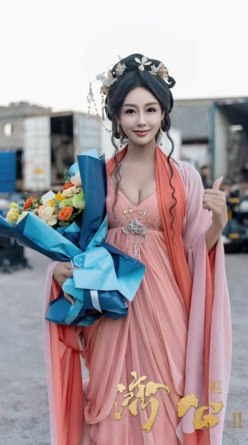 演员王昕岚（苡茉）祝影片《功夫女足》票房大卖