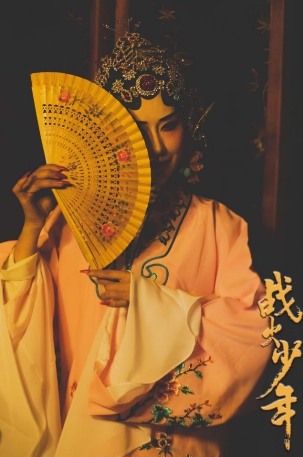 演员王昕岚（苡茉）祝影片《功夫女足》票房大卖