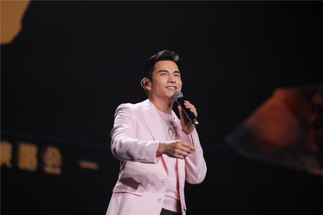 吕良伟惊喜现身姜育恒演唱会 ，两位岁月传奇声身不息