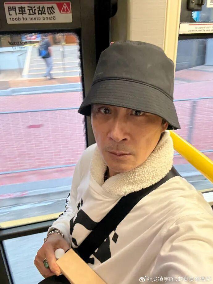 吴镇宇坐公交刷老年卡差点被赶下车 当场掏身份证自证