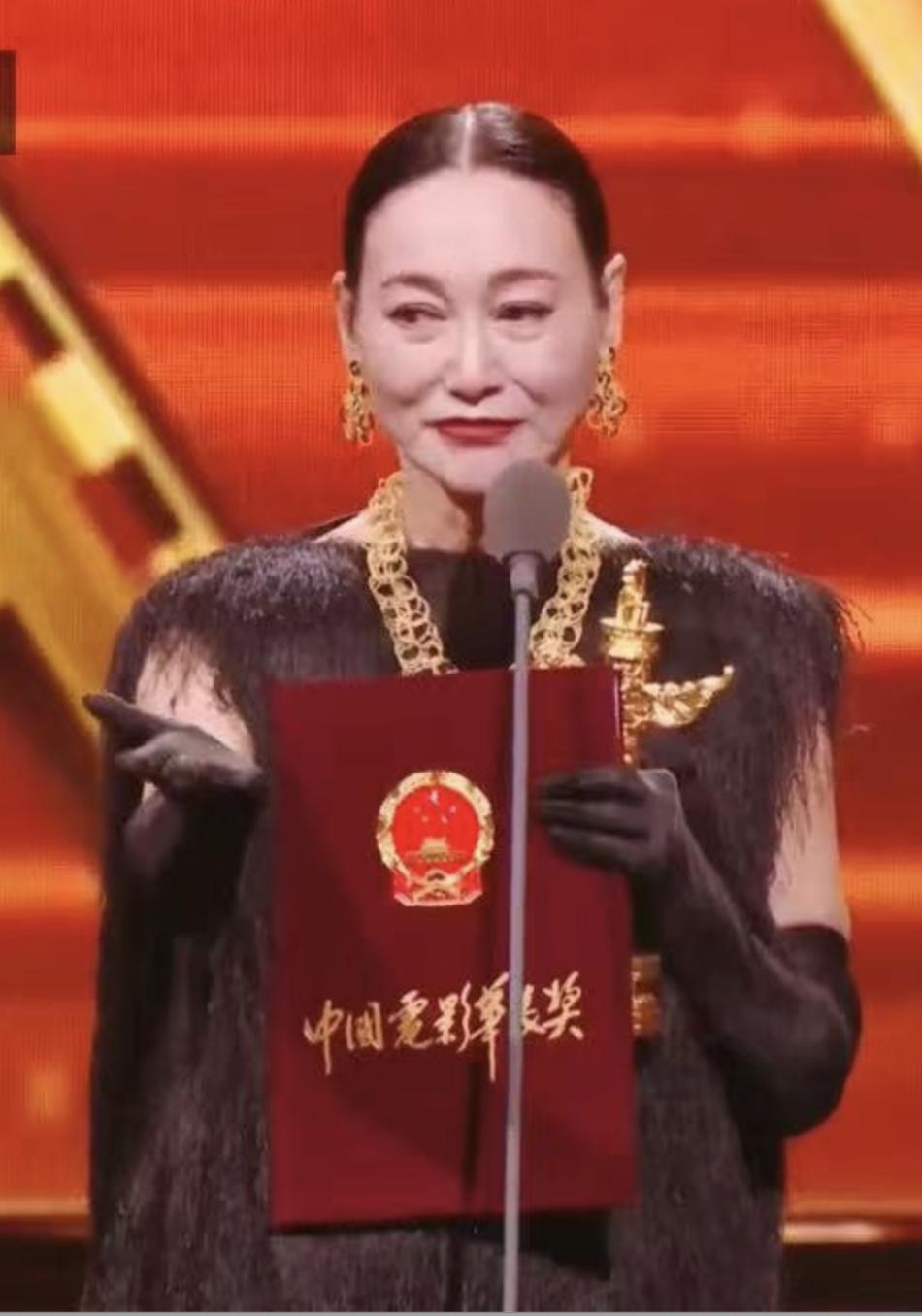 惠英红哽咽领华表奖优秀女演员：我永不退休
