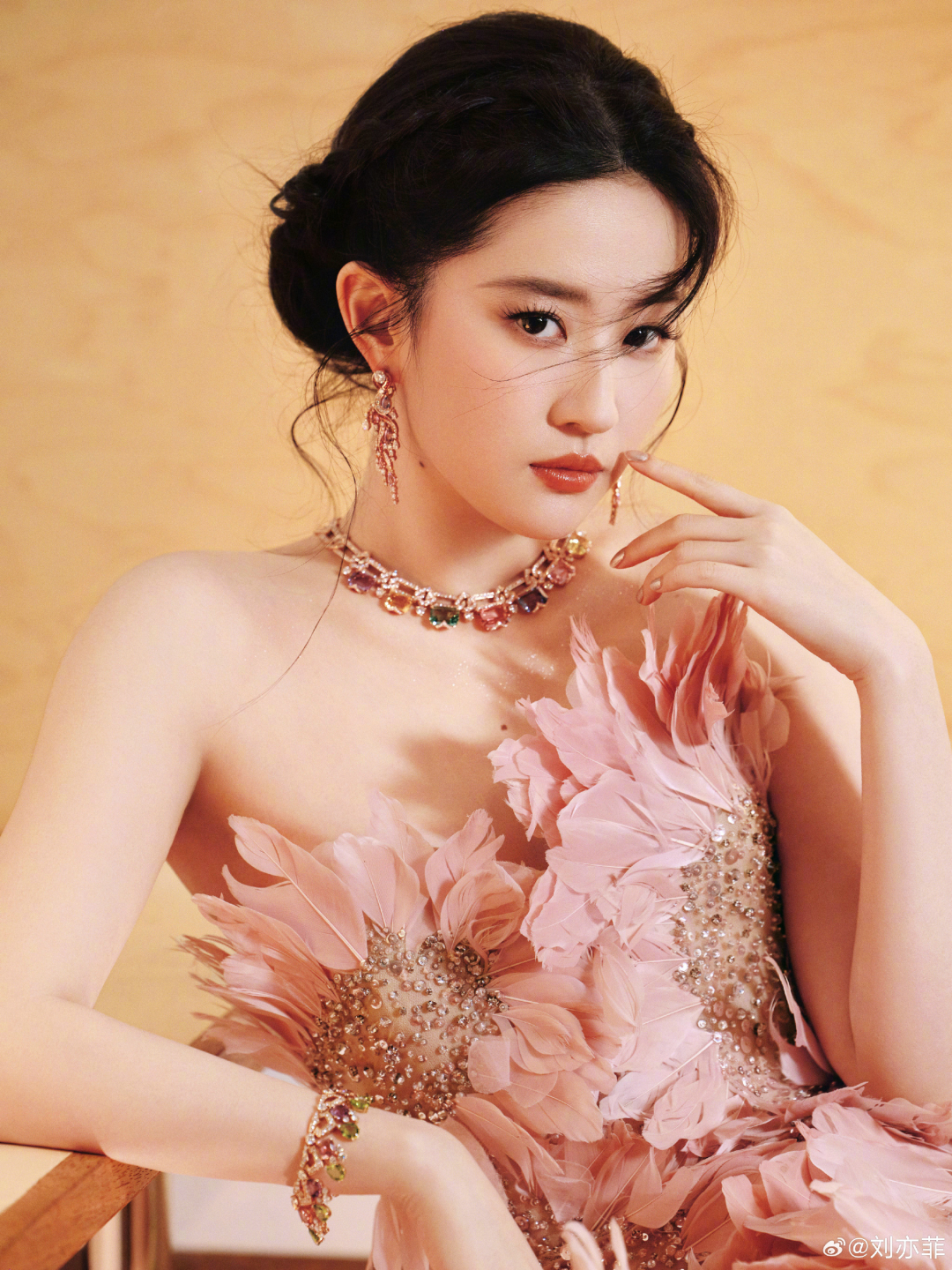 黄晓明自曝曾救过刘亦菲的命：拍摄《神雕侠侣》时不慎被瀑布冲走，我跳进去把她救起来了