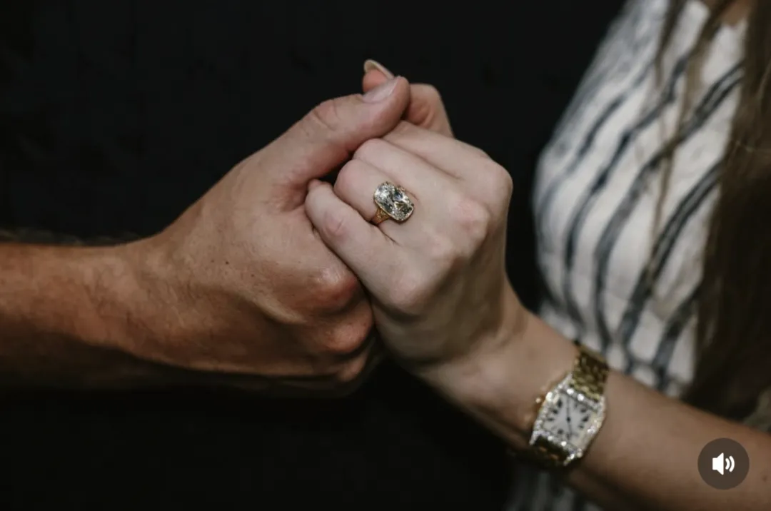 泰勒·斯威夫特官宣和男友NFL球星特拉维斯订婚 配上新歌点燃全网热议