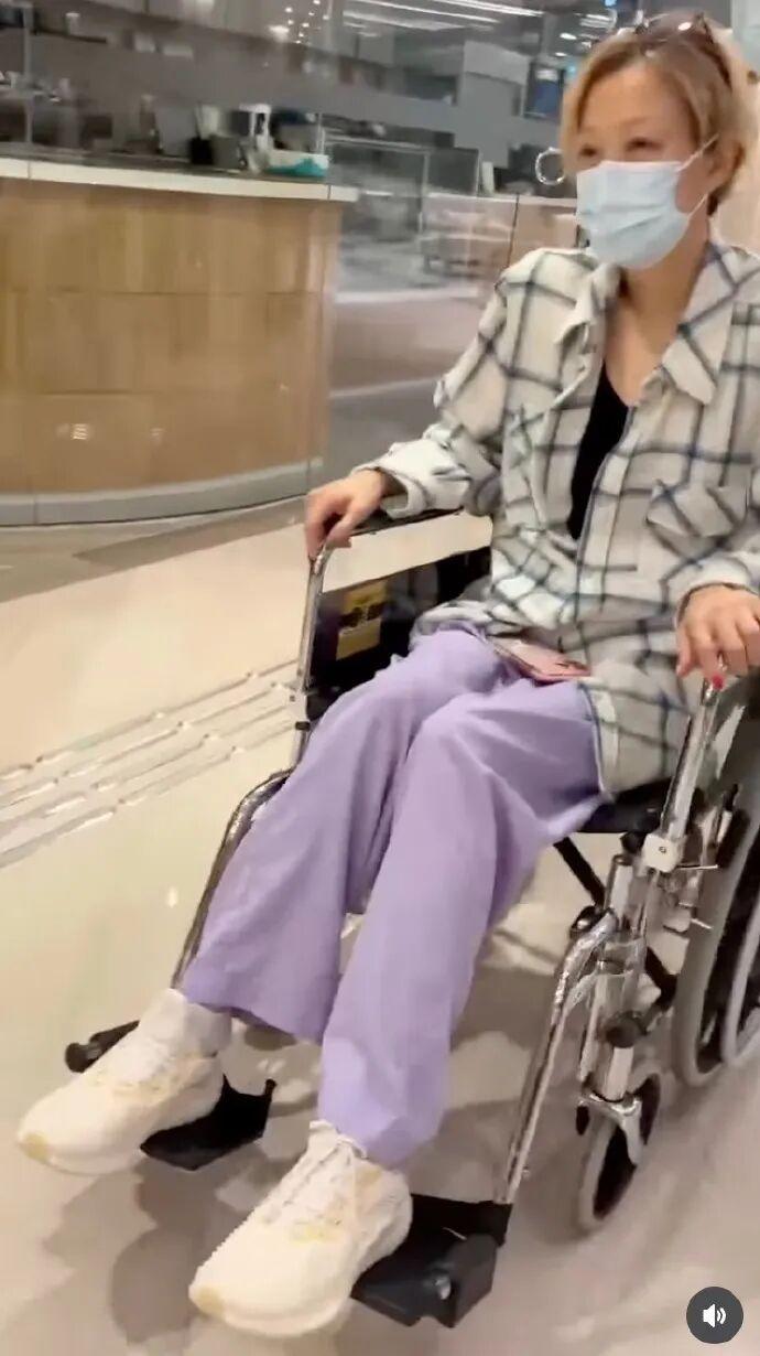 郑秀文自曝坐轮椅：运动时不慎伤了后腰