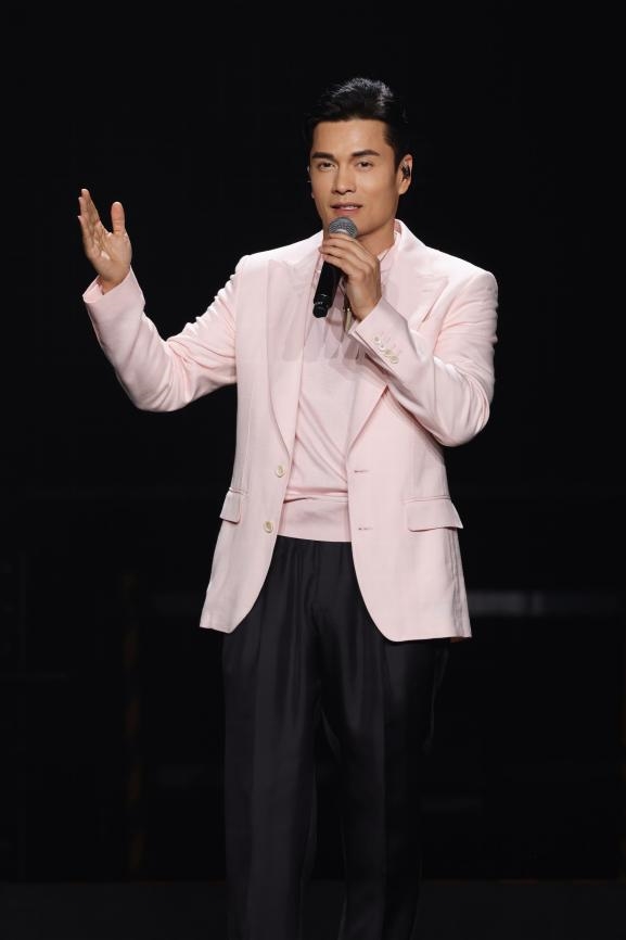 吕良伟惊喜现身姜育恒演唱会 ，两位岁月传奇声身不息