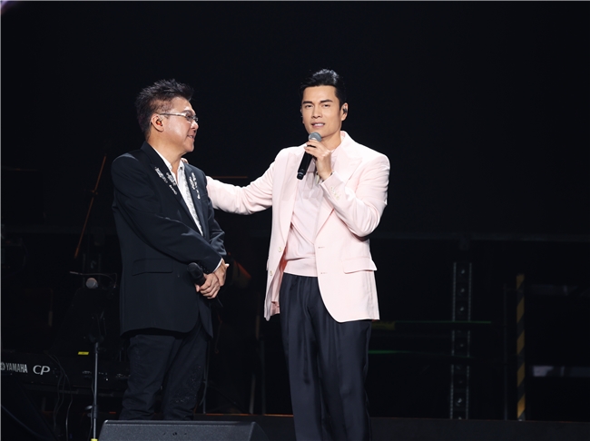 吕良伟惊喜现身姜育恒演唱会 ，两位岁月传奇声身不息
